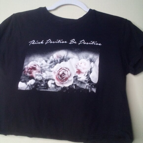One Clothing Cropped Top XS Lot of 2 Short Sleeve Printed Flower Kindness Black - Picture 4 of 12